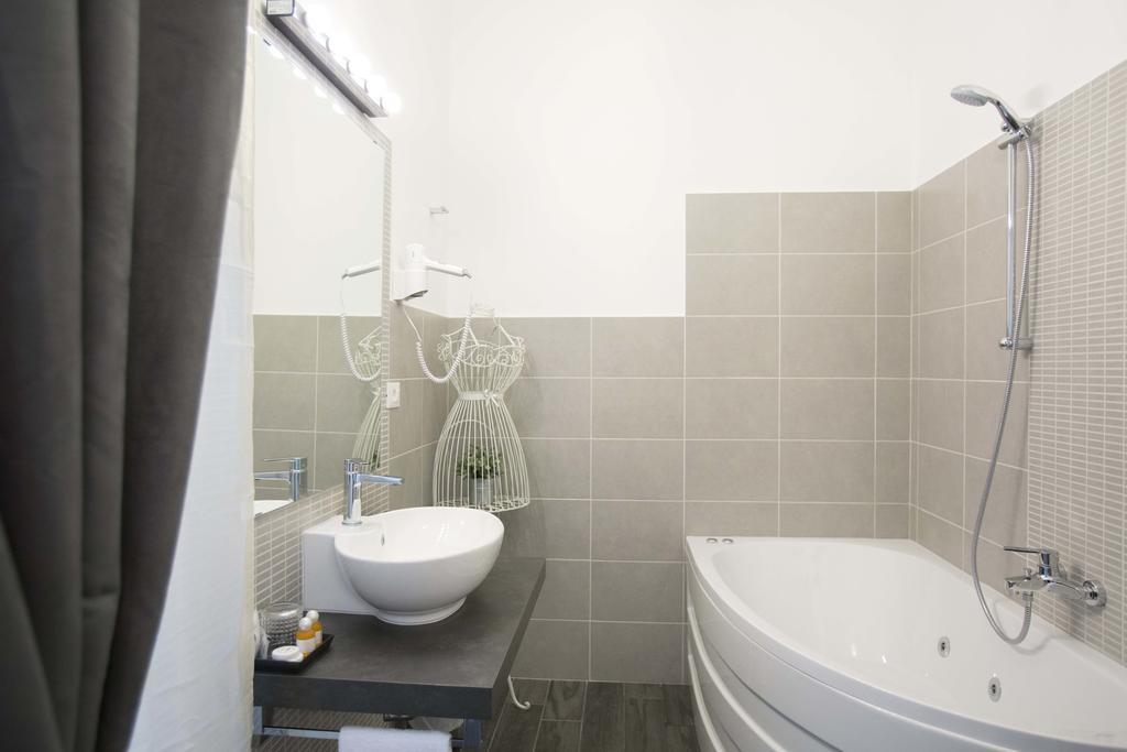 Testaccio Village Guesthouse โรม ภายนอก รูปภาพ